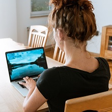 EU_OSHA's tweet image. #Telework can blur the boundaries between work &amp;amp; home, and increase isolation from colleagues. A #RiskAssessment, from teleworker &amp;amp; employer’s perspective is the first step in identifying the related risk factors. #OSHwiki offers a useful checklist:  bit.ly/OSHwiki-telewo…