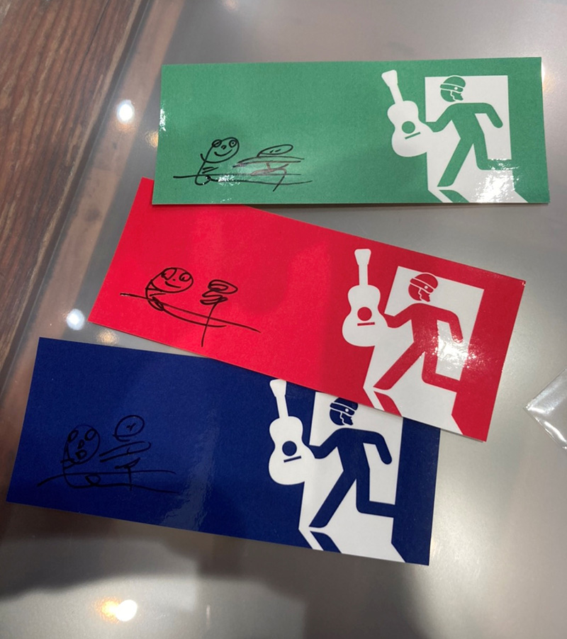 tunegate_me's tweet photo. 【インタビュー掲載！ 抽選で3名様にサイン入りステッカーをプレゼント】長澤知之『LIVING PRAISE』に込めた思いと各楽曲の制作エピソードを公開！（オフショット写真も掲載）｜https://t.co/V0ypqjCth9 https://t.co/AcXdfU1PHh #長澤知之 @t_nagasaw https://t.co/mPusXTvRip