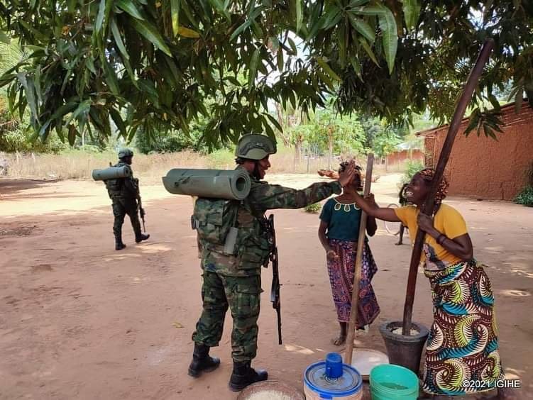 militaryafrica's tweet photo. Interesting images of Rwandan soldiers interacting with the Mozambican locals.

A friendly dependable Civil-Military relationship is essential in any conflict zone. https://t.co/k5qB7eQubq
