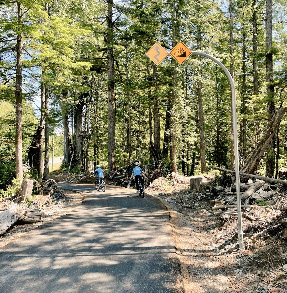 twowheelsg's tweet photo. RT for signpost set back from trail, less danger of cyclist hitting signpost.
#clearzone #recoveryzone #engineering 

(@bikenewyork: Let's seed #howwideisit with some good examples.) https://t.co/AaHkAfGT4J