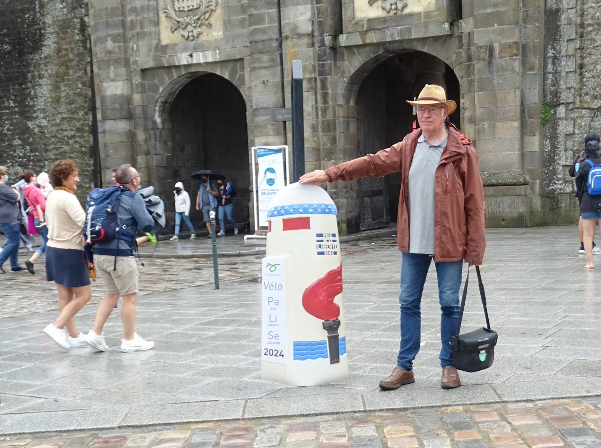 Vandaag een nieuwe zuil geplaatst voor de Porte Grande in St. Malo. UIt berekeningen is dit e plek waar de route vanuit Normandie van richting verandert (Naar Rennes)