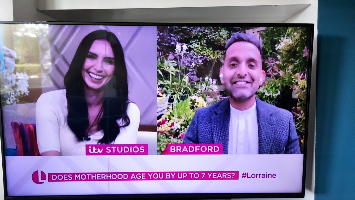 LOVE that Mama Khan is trying to Skype @DrAmirKhanGP LIVE on @lorraine while he's trying to chat to @clbleakley 🤣🤣🤣 That's mum's for you! #lorraine #Tuesdayfunny @ITV