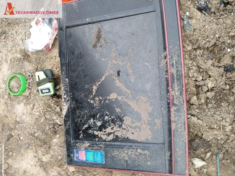 spring21MM's tweet photo. Military Terrorists troops stormed the house of CDM police in #Htigyaing Township,Sagaing Region on July 19 and DESTROYED &amp; Burned down the properties such as door,TV, rations, food, rice, etc. in the house since they couldn't find the police.

#Aug10Coup
#WhatsHappeningInMyanmar https://t.co/D3lrk7VmXp