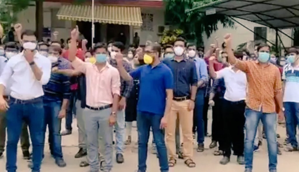 👉At sm time #AwardWapsi 🏆🏆to now #CertificateWapsi📜🗞

#Resident #doctors To Return #CovidWarriors Certificate 
As officials hav asked them to vacate hostels🏪🏨 &amp; disconnected water🚰 &amp; power supply⚡⚡. 

#medtwitter
#MedEd
#Gujarat