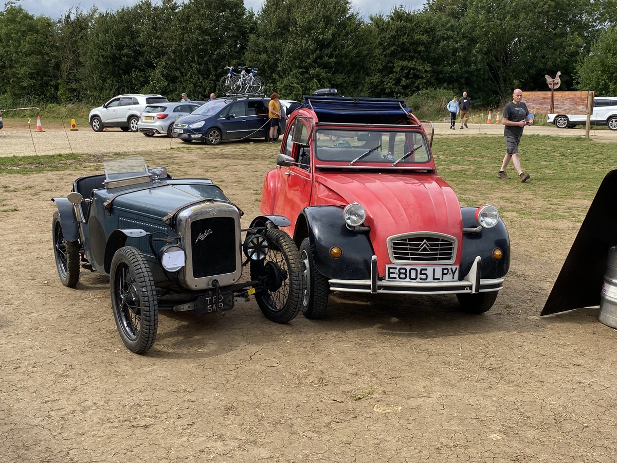 julieg156's tweet photo. @JeremyClarkson popped to Diddly Squat yesterday for some cow juice as we were in the area (from Yorkshire) but the machine wasn’t working. But all wasn’t bad, got to see these beauties arrive 😊 https://t.co/xApwDm8uYB