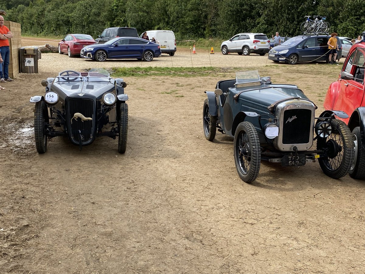 julieg156's tweet photo. @JeremyClarkson popped to Diddly Squat yesterday for some cow juice as we were in the area (from Yorkshire) but the machine wasn’t working. But all wasn’t bad, got to see these beauties arrive 😊 https://t.co/xApwDm8uYB