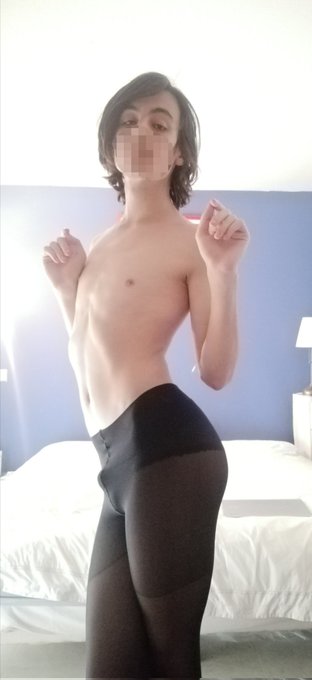 1 pic. Oh what's that bulge? It's nothing! Stop looking at it ? https://t.co/J5lmpv4MHA