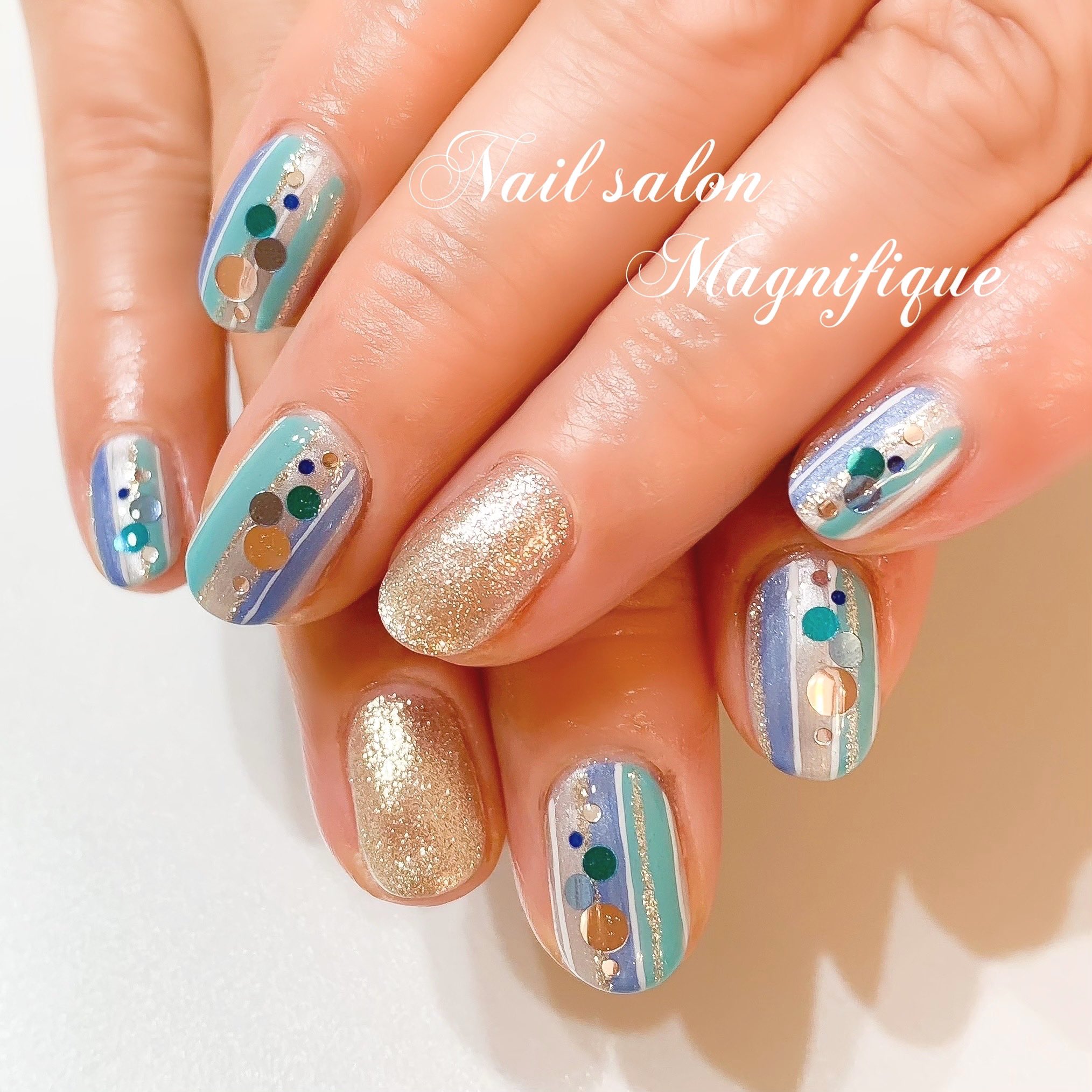 Nailsalon Magnifique Nail Nailsalon ネイル ネイルサロン ジェルネイル ネイルデザイン ブルー ターコイズブルー ストライプ ストライプネイル 夏 夏色 涼しげ キラキラ かわいい かっこいい 大人 ネイル 上品ネイル トレンドネイル