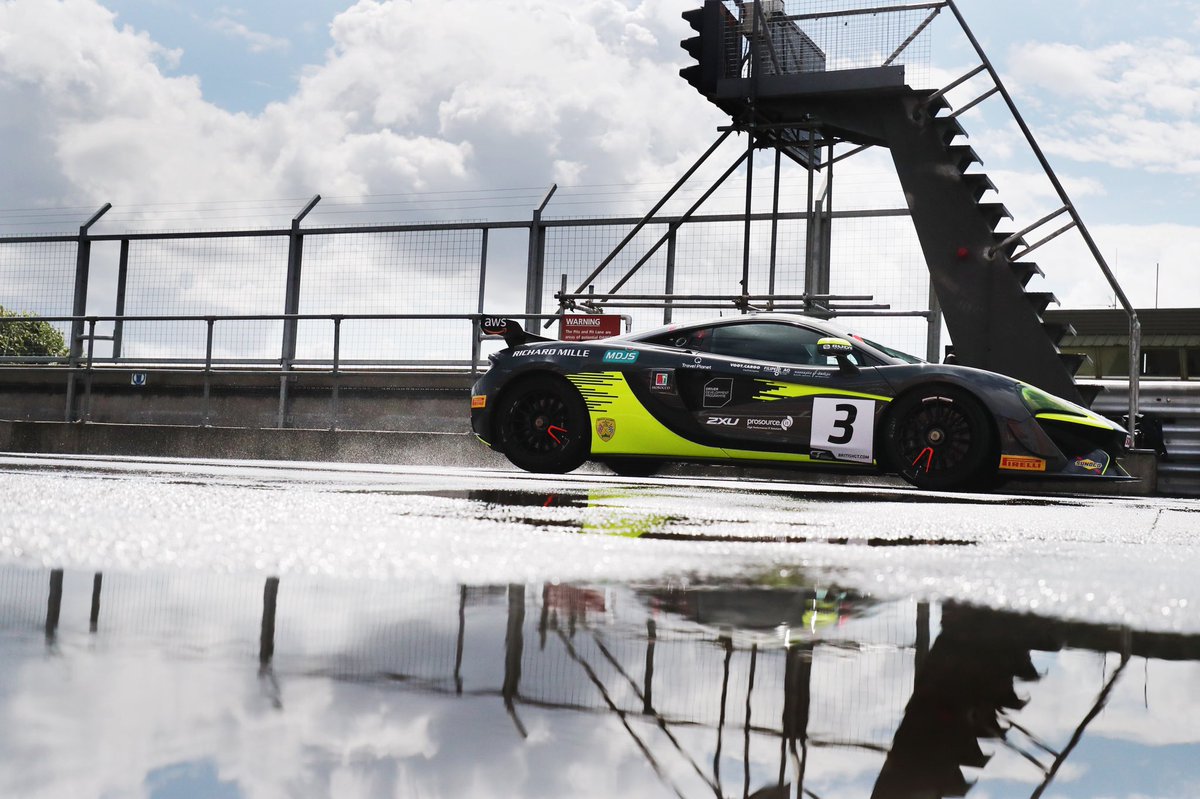 Quick look back to Snetterton at the weekend 📸🔙 Got to love those mixed conditions! 🌧 

#ONMT #MDJS #MadeInMorocco #Visitmorocco #BritishGT #RocketMotorsport #GT #Snetterton #McLarenCustomerRacing #McLaren #DDP21 #TeamRocketRJN