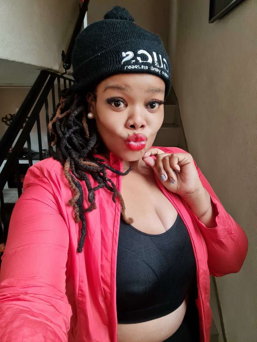 Mihlali_Gqada's tweet photo. 11 000 ELEVEN THOUSAND Skips, in a day. I beat my own record of 10 000. A VERY happy #ASlowChubbyRunner #MorningGlory #FetchYourBody2021 #RunningWithTumiSole #MyFitnessRegime #BestPartOfMyDay #ProudOfME #WellDoneMaRadebeOmhle 👏🏿👏🏿👏🏿 https://t.co/Yd1bRISseW