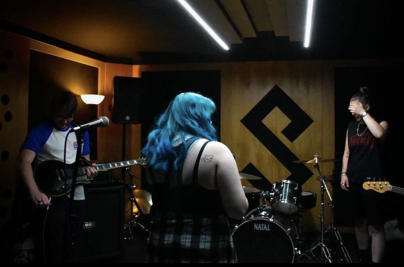 youovermeofcl's tweet photo. 🚨 CALLING LEAD GUITARISTS AND BASSISTS 🚨
think that sounds like something you’re interested in? drop us a message on any of our socials to find out more!
#london #ukpoppunk #poppunkuk #guitar #bass #band https://t.co/9QWNlhrpGc