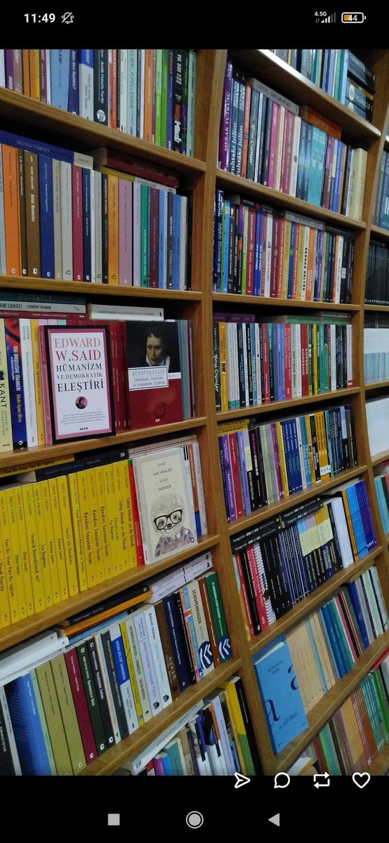 Romance_princes's tweet photo. “Kitapçıların ve çiçekçilerin bazı özellikleri olmalıdır Olric. Gelişigüzel insanlar bu mesleklerin içine girmemeli. Kitaplar ve çiçekler özel itina isteyen varlıklardır. https://t.co/G6ZhI4SzT5