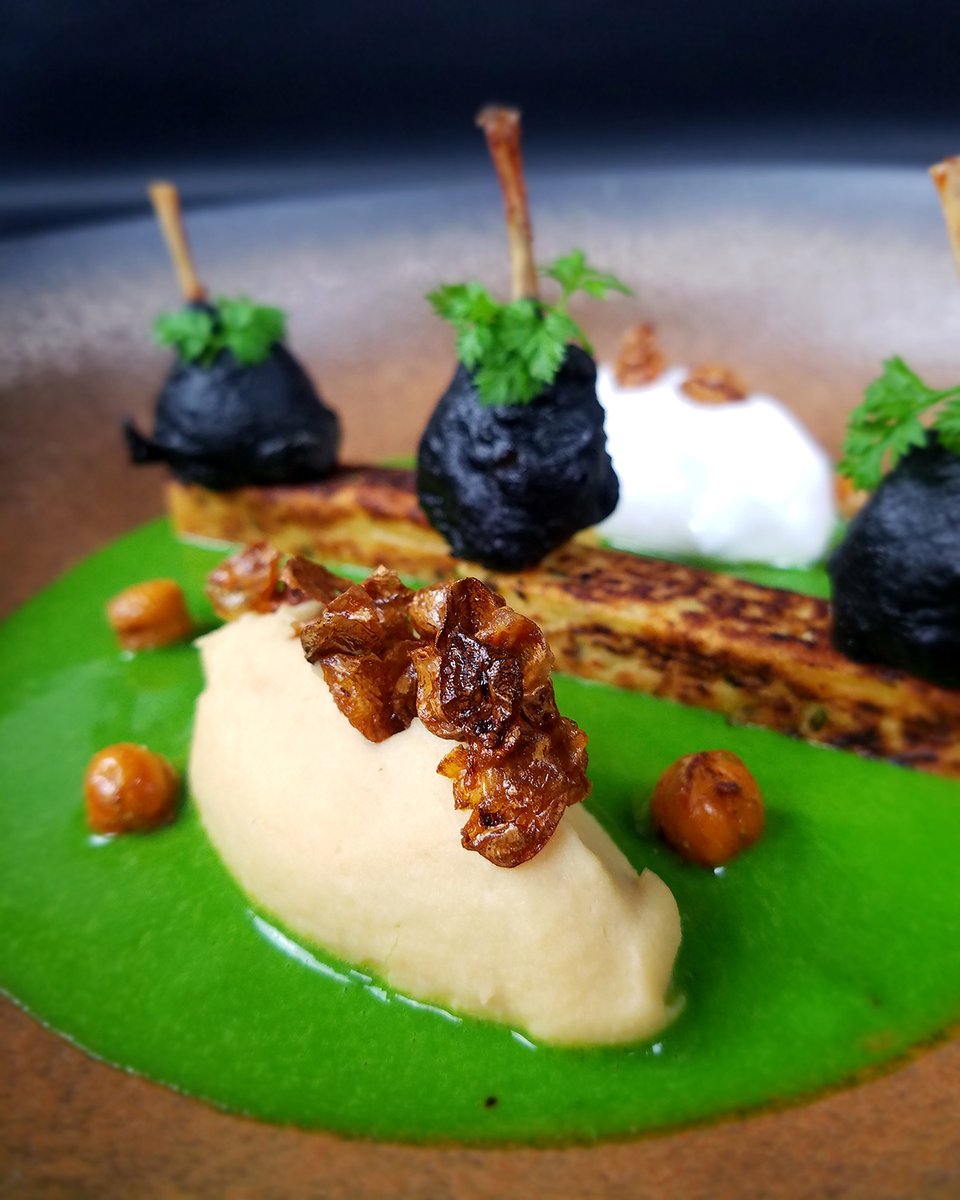 Curry black pearl tempura frog legs, chickpeas in different ways.
–
Cuisses de grenouille en tempura de curry black pearl, pois chiche en différentes textures.
.
#gastronomicom #frenchculinary #frenchcooking #frenchcuisine #frenchcookery #culinaryschool #learntocook