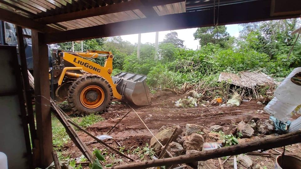 Military Terrorists CONFISCATED Nearly 10 houses as Military Land in #LoiLan village,#Lashio,Shan State today(Aug 10) &amp; forced civilians to evacuate their properties within an hour.
-Terrorists are now starting to bulldoze fences of the houses
#Aug10Coup 
#WhatsHappeningInMyanmar