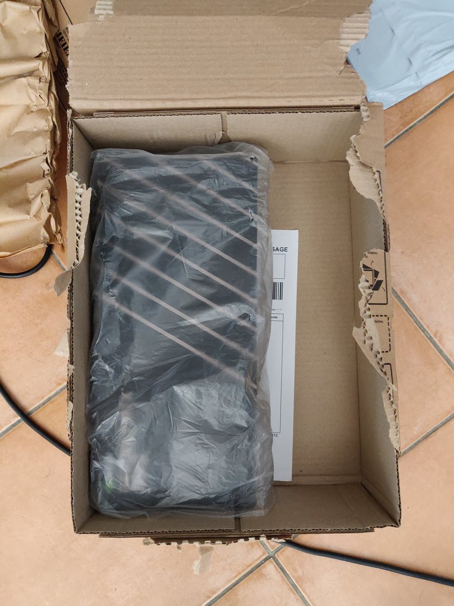 Machiav3l's tweet photo. @LDLC l absence de papier bulle pour empêcher le déplacement d'une CG dans un carton c'est quand même assez moyen... https://t.co/A0jzUaRPCP