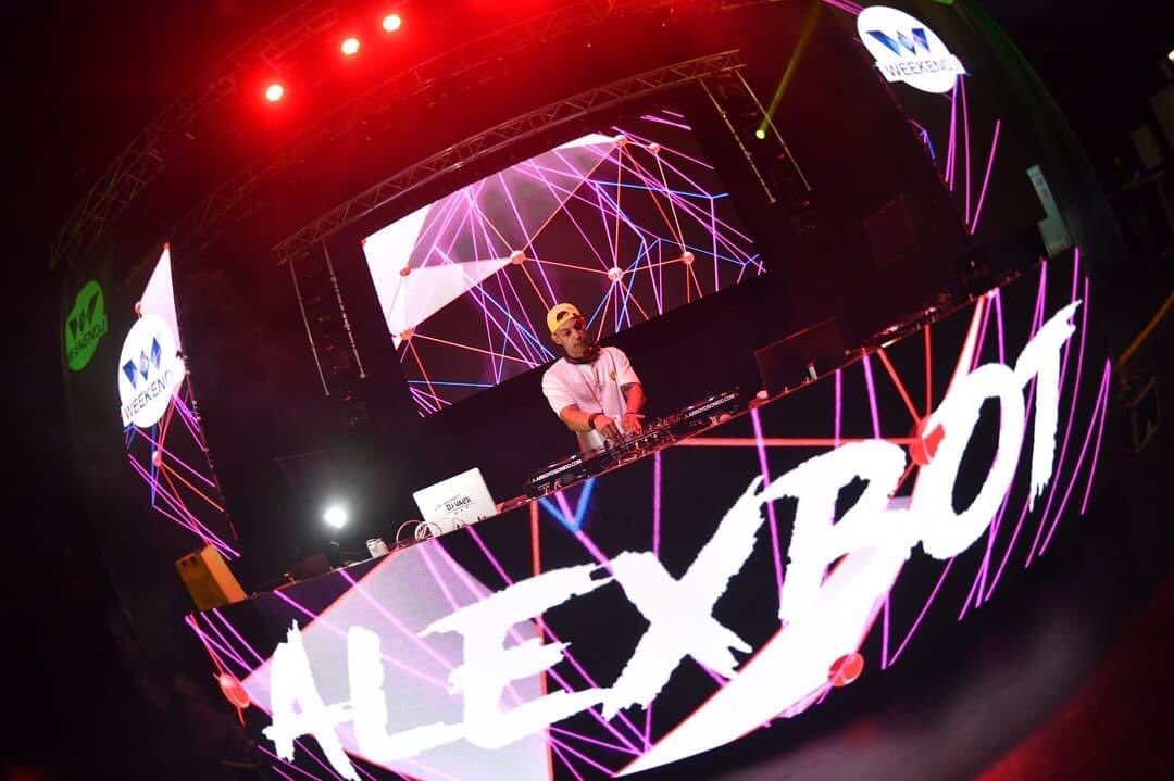weekenddjfest's tweet photo. Y por supuesto GRACIAS a los culpables de hacernos vibrar y de ofrecernos un espectáculo de primer nivel 🎶
@DreamTeamReload @SergioBlazquez
@DjValdiTv
#AlexBot
➡ En breve subiremos todas las fotos del festival, pero mientras nos encantaría conocer cómo lo viviste tú 😉 https://t.co/GCXRIUj8nL