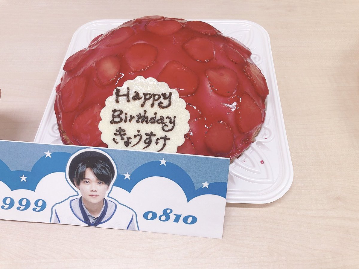 fuji_panpan's tweet photo. 職場で京ちゃんの誕生日をお祝い🎂
職場にINI好きな人がいると毎日語れるし最高だわ〜✨ https://t.co/898L9A6m6U