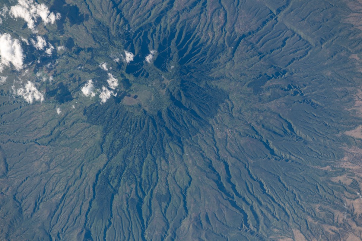 alykhansatchu's tweet photo. Mt. Elgon is a huge, eroded volcanic massif, fifty miles across—one of the largest volcanoes in East Africa.
Mount Elgon (4321 m), an extinct volcano with peaks in both Uganda and Kenya, seen from @Space_Station 2020.05.22, 13:00:46 GMT, 800-mm #Exp63.
https://t.co/OLMddEe8dn https://t.co/OYDoyInfcn