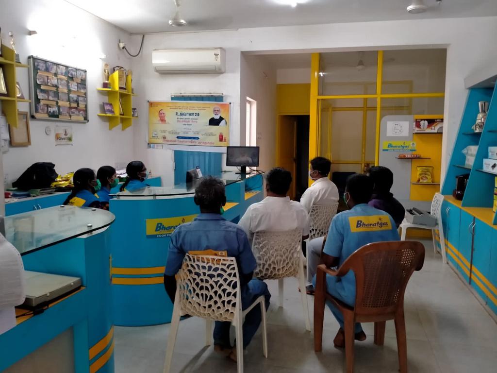 Bharatgas_Tuticorin (@bpcltuticorin) on Twitter photo #OneCroreMore Live Telecast PMUY 2.0 launch today at various distributorships of Tuticorin Territory For release of additional 1.0 Crore free gas connections across India
#PMUjjwala2 
<a href="/BPCLLPG/">Bharat Petroleum LPG</a> <a href="/BPCLimited/">Bharat Petroleum</a> <a href="/s_dhanapal/">S.Dhanapal_BPCL</a> <a href="/Santosh72087448/">Santosh Kumar</a> <a href="/BPCLSRLPG/">Bharatgas_south</a> <a href="/bharatgastnp/">BPCL Rasayani LPG</a> #OneCroreMore Live Telecast PMUY 2.0 launch today at various distributorships of Tuticorin Territory For release of additional 1.0 Crore free gas connections across India
#PMUjjwala2 
<a href="/BPCLLPG/">Bharat Petroleum LPG</a> <a href="/BPCLimited/">Bharat Petroleum</a> <a href="/s_dhanapal/">S.Dhanapal_BPCL</a> <a href="/Santosh72087448/">Santosh Kumar</a> <a href="/BPCLSRLPG/">Bharatgas_south</a> <a href="/bharatgastnp/">BPCL Rasayani LPG</a>