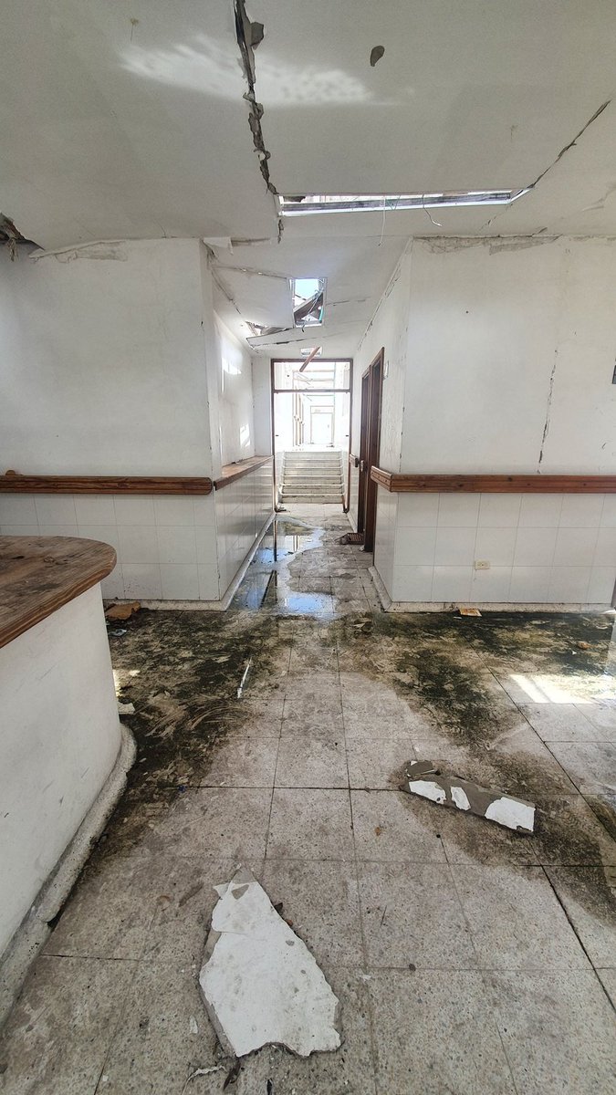 VilmaJay14's tweet photo. Nueve meses después de Iota, así está el hospital de Providencia.
 Aunque la obra tiene recursos aprobados por más de 8 mil millones aún no han iniciado la  construcción de uno nuevo.
Actualmente el hospital funciona bajo carpas instaladas en una cancha. https://t.co/IE35cy4F9u