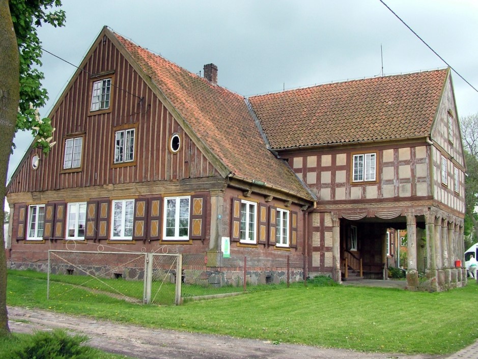 Arcaded houses are one of the remnants of Mennonites living in Poland for nearly 500 years. This one was built in 1740 by a Mr. Klassen in the former village of Neumuensterberg. #mennonite #history