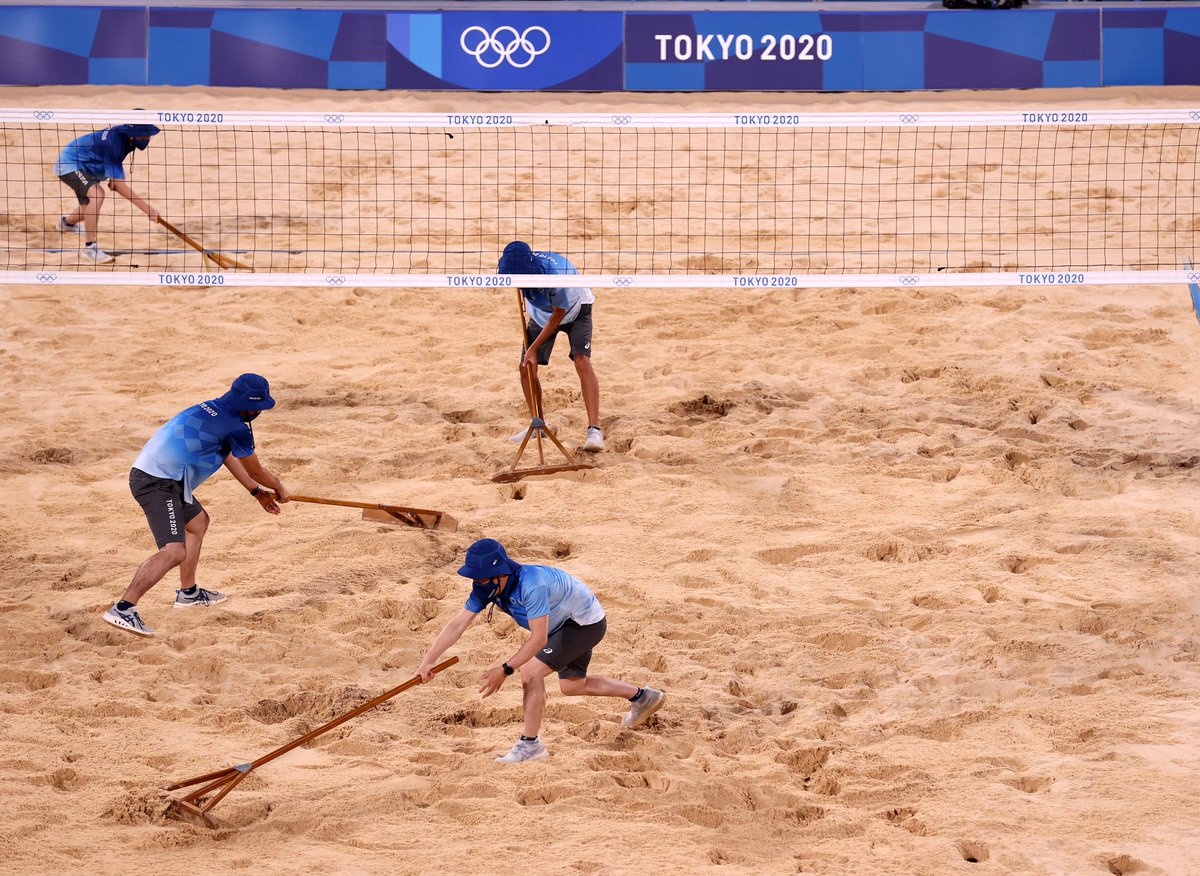 Olympics's tweet photo. Dear volunteers, without you, none of this would have been possible. 

Thank you so much for your work in bringing the Olympic spirit to life once more - these Olympic Games could not have happened without you. 

#StrongerTogether #Olympics #Tokyo2020 https://t.co/aEmdiCn9Z4