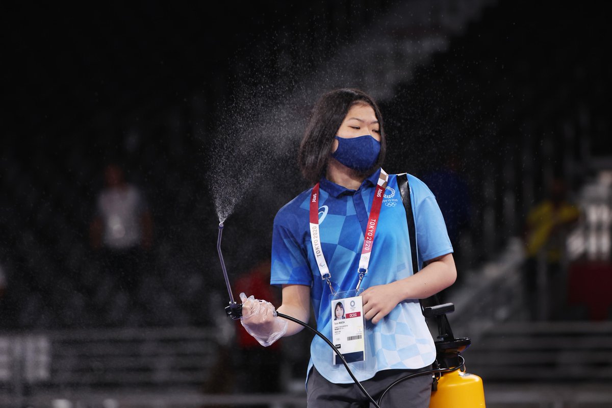 Olympics's tweet photo. Dear volunteers, without you, none of this would have been possible. 

Thank you so much for your work in bringing the Olympic spirit to life once more - these Olympic Games could not have happened without you. 

#StrongerTogether #Olympics #Tokyo2020 https://t.co/aEmdiCn9Z4