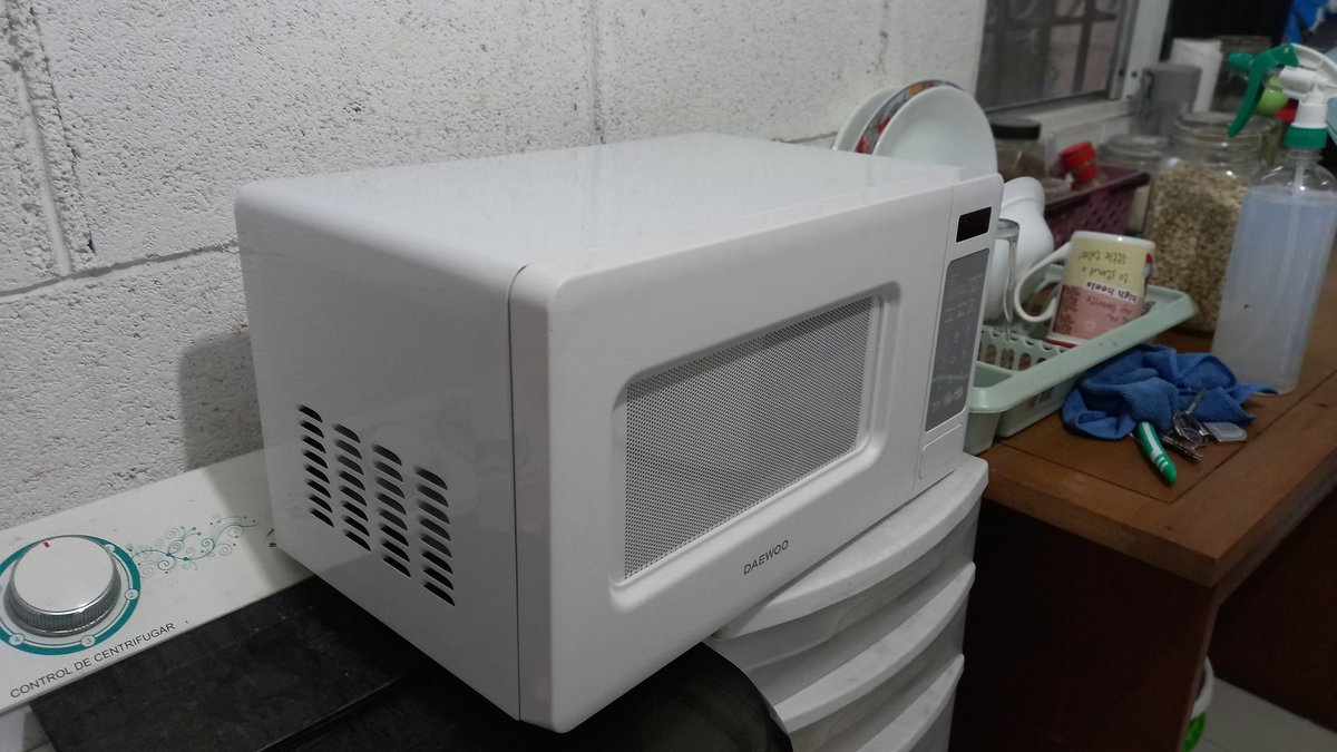karlsima's tweet photo. Vendo microondas Daewoo en $1200. No lo uso. @VivoEnCancun https://t.co/W9PTv1FJq8