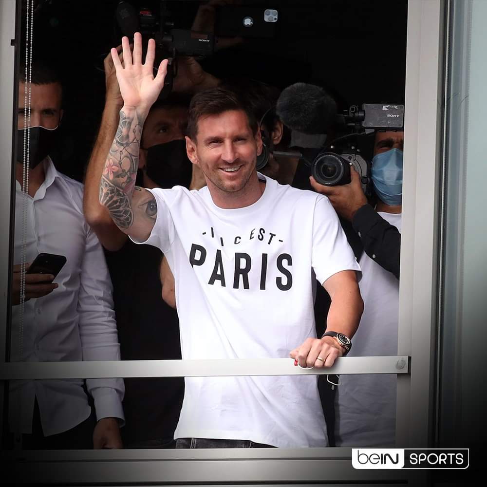Radio_Metronome's tweet photo. Lionel Messi est à Paris.En arrivant à l’aéroport du Bourget Leo Messi porte un maillot Ici c’est Paris. https://t.co/5u85ZrC5c8 https://t.co/q1wE9bG8Wh
