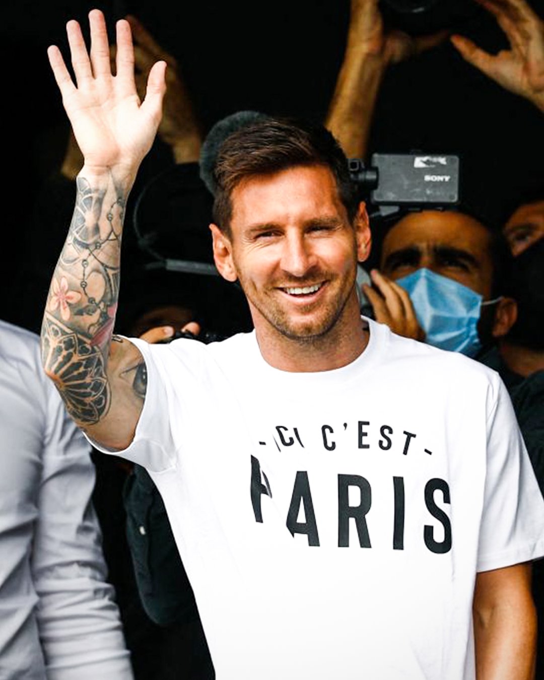 Có ai đang nhớ Messi không? Với hình ảnh Messi vẫy tay vui vẻ, bạn sẽ nhận ra một Messi tràn đầy năng lượng và sự sống động.