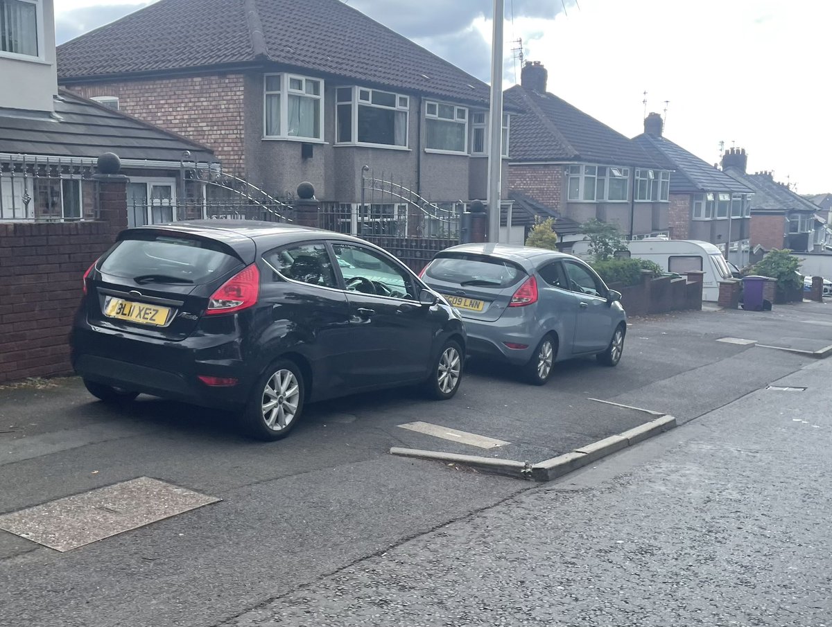 BadParkingLpool's tweet photo. Elmswood Road is an absolute dumping ground, no double yellows, but lots of empty driveways. https://t.co/GqBsjP9ktl
