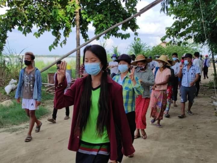 CandyCho22's tweet photo. People from Letpadaungtaung area, Sagaing Region marched by chanting slogans to show their support of the @NUGMyanmar and overthrow of the military dictatorship. LEGALIZATION OF NUG #Aug10Coup  #AcceptNUG_RejectMilitary #WhatsHappeningInMyanmar https://t.co/Ji1n4YZ0Ek