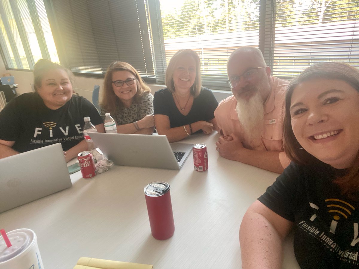 McCormickTeach's tweet photo. These #FIVEPride teachers are READY! #bethechange 
@BlountJinaM @FIVEinLexRich5 @rachelrengering @AnnetteRFarrell https://t.co/BflneYva0B