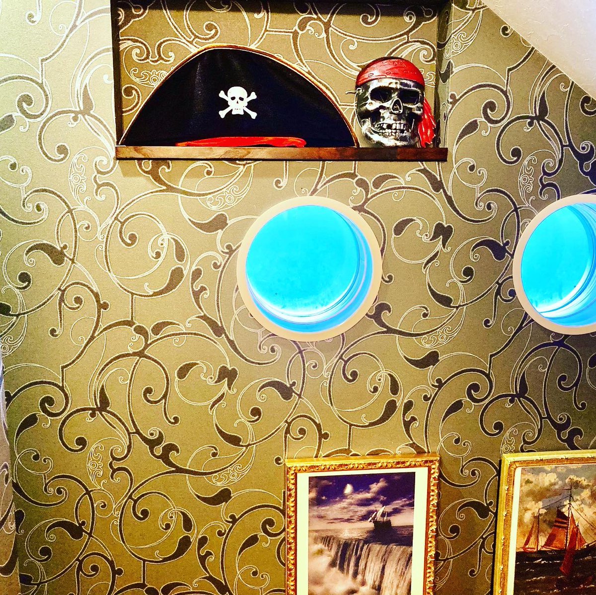 GHDiscoveryShip's tweet photo. 丸窓から何が見える？
丸い窓っていうだけで楽しくなる！

やっぱり船には丸窓！

好奇心をそそられる宿
豪華客船と宇宙船の宿
DISCOVERY SHIP 🚀

#discoveryship 
#グループ旅行
#子連れ旅行
#子供旅行 
#家族旅行 
#ホテル
#夏休み 
#子供 
#京都
#宿 https://t.co/yTGM4Wog1f