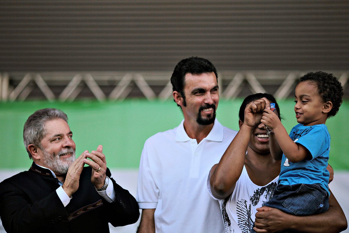 [10/08/2010] 🏠 <a href="/LulaOficial/">Lula</a> entrega chaves de casas construídas pelo #MinhaCasaMinhaVida em Divinópolis (MG). #ArquivoInstitutoLula

Desde 2009, o programa entregou mais de 4 milhões de unidades habitacionais, beneficiando mais de 16 milhões de pessoas!

📷: Ricardo Stuckert