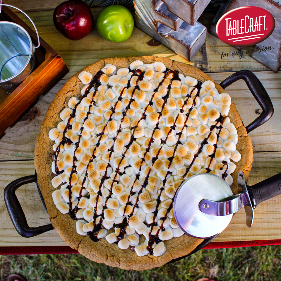 Taking #NationalSmoresDay to the next level with this S'More Pizza, cooked on our cast iron pizza pan (CW30118). You know you want a slice!

#SmorePizza #CastIronDesserts