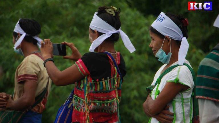 Junta &amp; BGF marched on Kyo Win village, Bilin using local women as human shields while stationing at a monastery. They have shut down all phone lines, including MPT and Telenor and only military-owned Mytel can be used. #Aug10Coup #WhatsHappeningInMyanmar