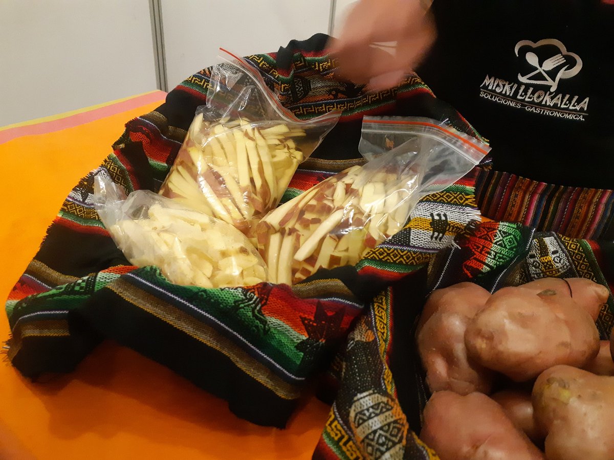 bithumano's tweet photo. "Realizamos el servicio de pelado y cortado de papa". En la ExpoAlimenta de @Feicoboloficial, un excelente ejemplo de valor agregado en la cadena de producción y consumo. https://t.co/jR6gES4v1E