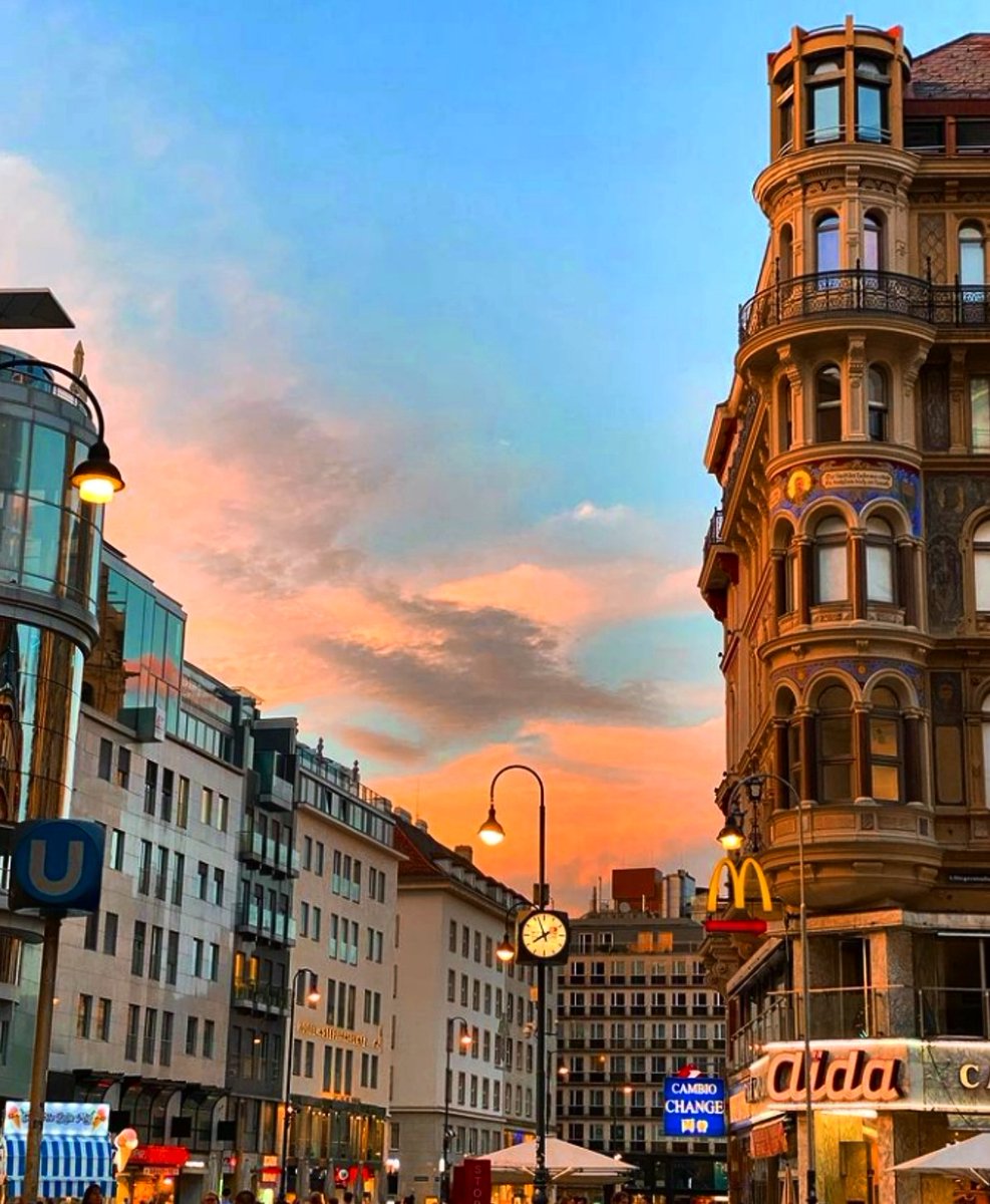 Knowuropinion's tweet photo. Beautiful vienna city centre. Largest UNESCO heritage ( 1.6sq km).

#Vienna #viennacitycentre #eveningshot https://t.co/KYnuIEjuDn