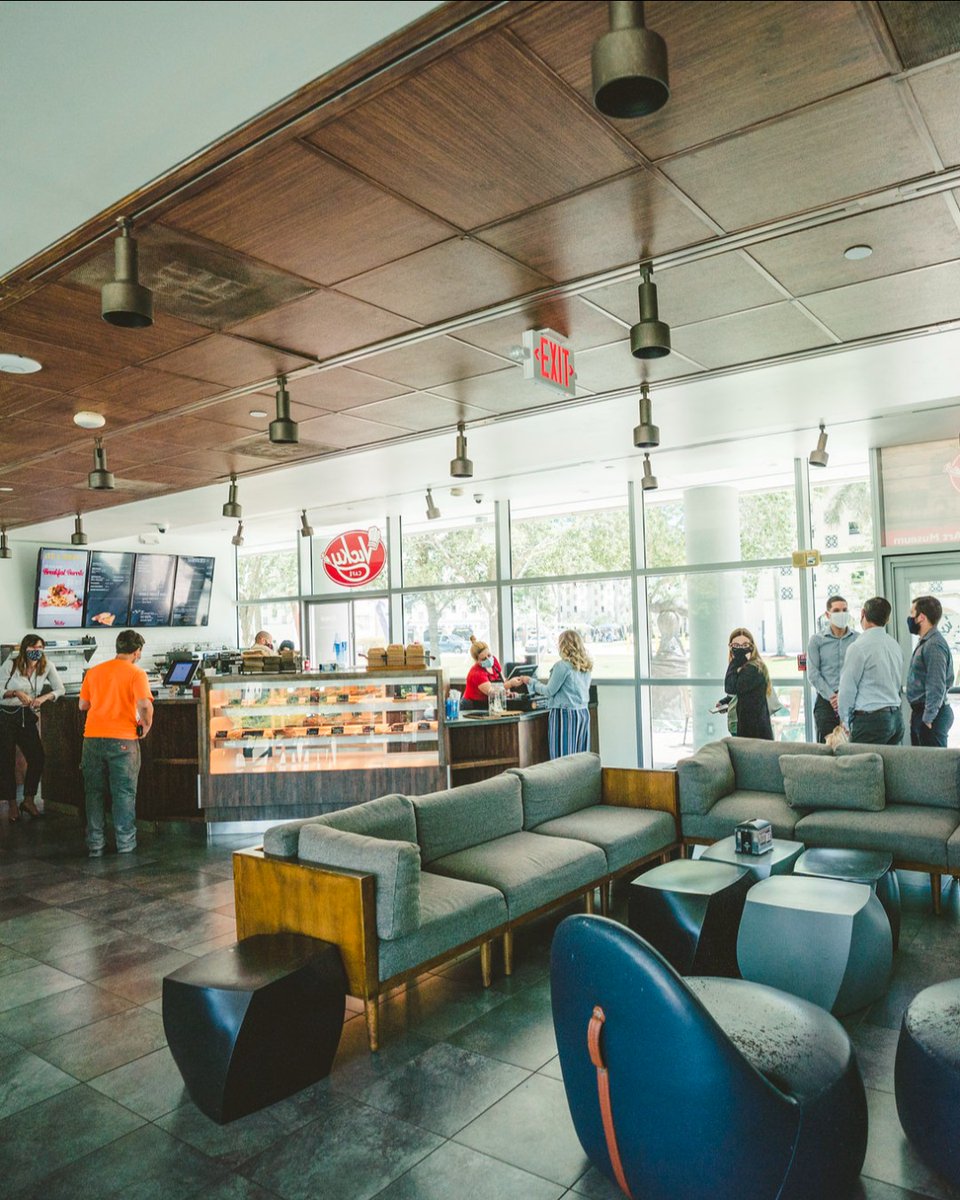 Like if you can smell this post.😆 The fresh cafecito/ pastelito scent👃+ amazing vibes🌀 is trademark Vicky's 🔥🤤☕ #wegotyou #cafecitotime #colada #FIU #pastelitos #vickys #CubanBakery #FrostMeuseum