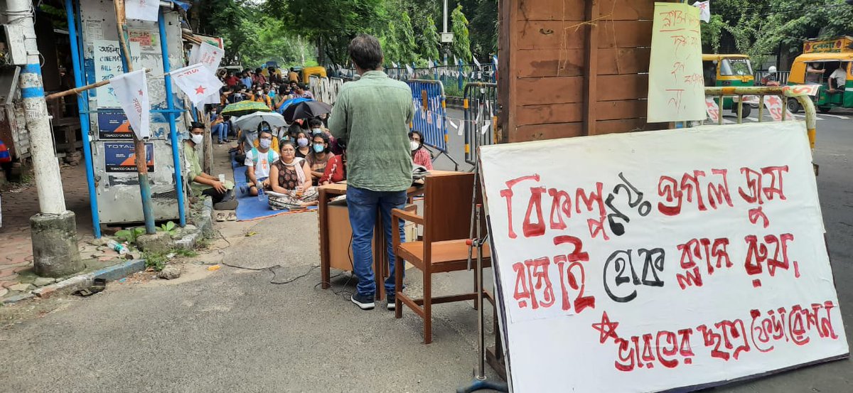 SFI_CEC's tweet photo. Alternate Class Room by SFI Jadavpur University. 

Open educational institutions. 
Ensure Mass Vaccination. 
#BacktoClass https://t.co/LMpVKK7RWX