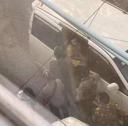 RvlBurma2's tweet photo. TW//Death
 This afternoon, Five youths fell to their deaths from a building while raiding an apartment on #Botataung township,44th Street in Rangoon, and two people were arrested by the military troops.

#WhatsHappeningInMyanmar 
#Aug10Coup https://t.co/tZUIc1qTZy