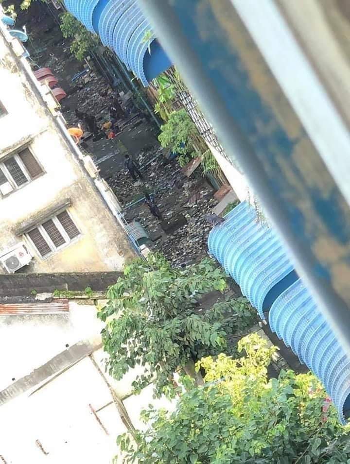 RvlBurma2's tweet photo. TW//Death
 This afternoon, Five youths fell to their deaths from a building while raiding an apartment on #Botataung township,44th Street in Rangoon, and two people were arrested by the military troops.

#WhatsHappeningInMyanmar 
#Aug10Coup https://t.co/tZUIc1qTZy