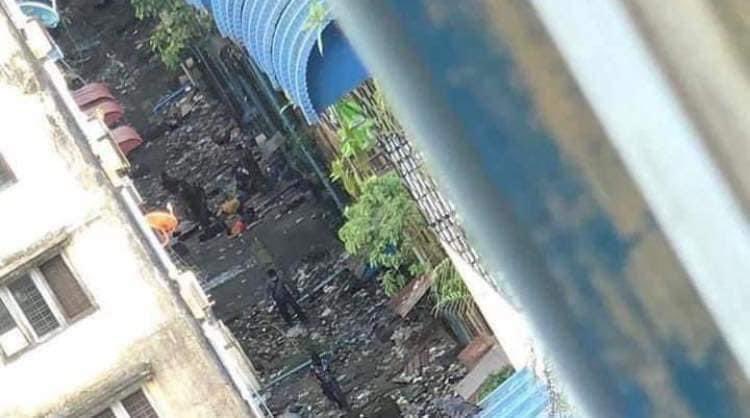 Haruonchill's tweet photo. Massive Junta Terrorists laid siege to the apartment at 44th St, #Botahtaung Tsp this afternoon (Aug10). Following the raid, 5 youths who jumped off the roof DIED on the spot &amp; 2 others were brutally BEATEN &amp; ABDUCTED with bags putting over their heads.
#WhatsHappeningInMyanmar https://t.co/NdOFYdr1zx