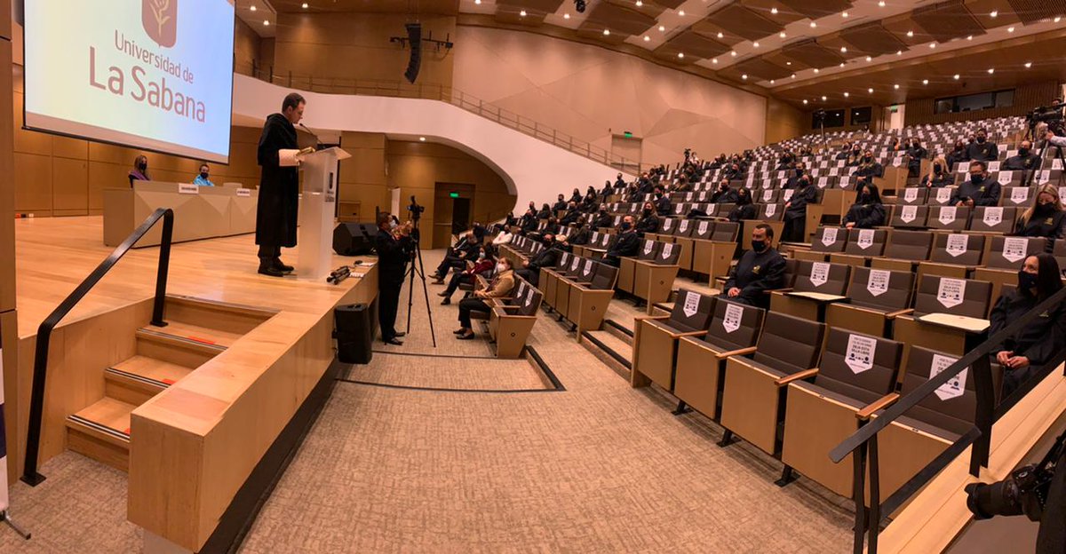 unisabana's tweet photo. Hoy estamos celebrando, de manera presencial, la ceremonia de quienes se habían graduado de forma remota en 2020 y expresaron su deseo de posponer la entrega de su título, hasta cuándo se pudiera hacer de forma presencial. #GradosUnisabana https://t.co/HvpBIHWemm