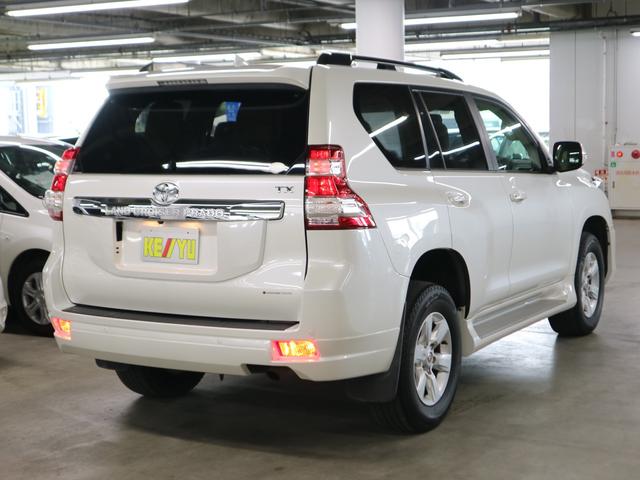 MarqueMotorsKE's tweet photo. Toyota Landcruiser Prado TX L
GDJ150W
2015
Pearl White
46,000 km
Automatic
Diesel
4WD
2800cc

Price:
Duty free: $49,200.00
Duty paid: KSh.6,860,000.00

Let us locate the car of your dreams as we specialize in obtaining distinctive marques!

Right Dealer | Right Car | Right Price https://t.co/MaGs68FCjH