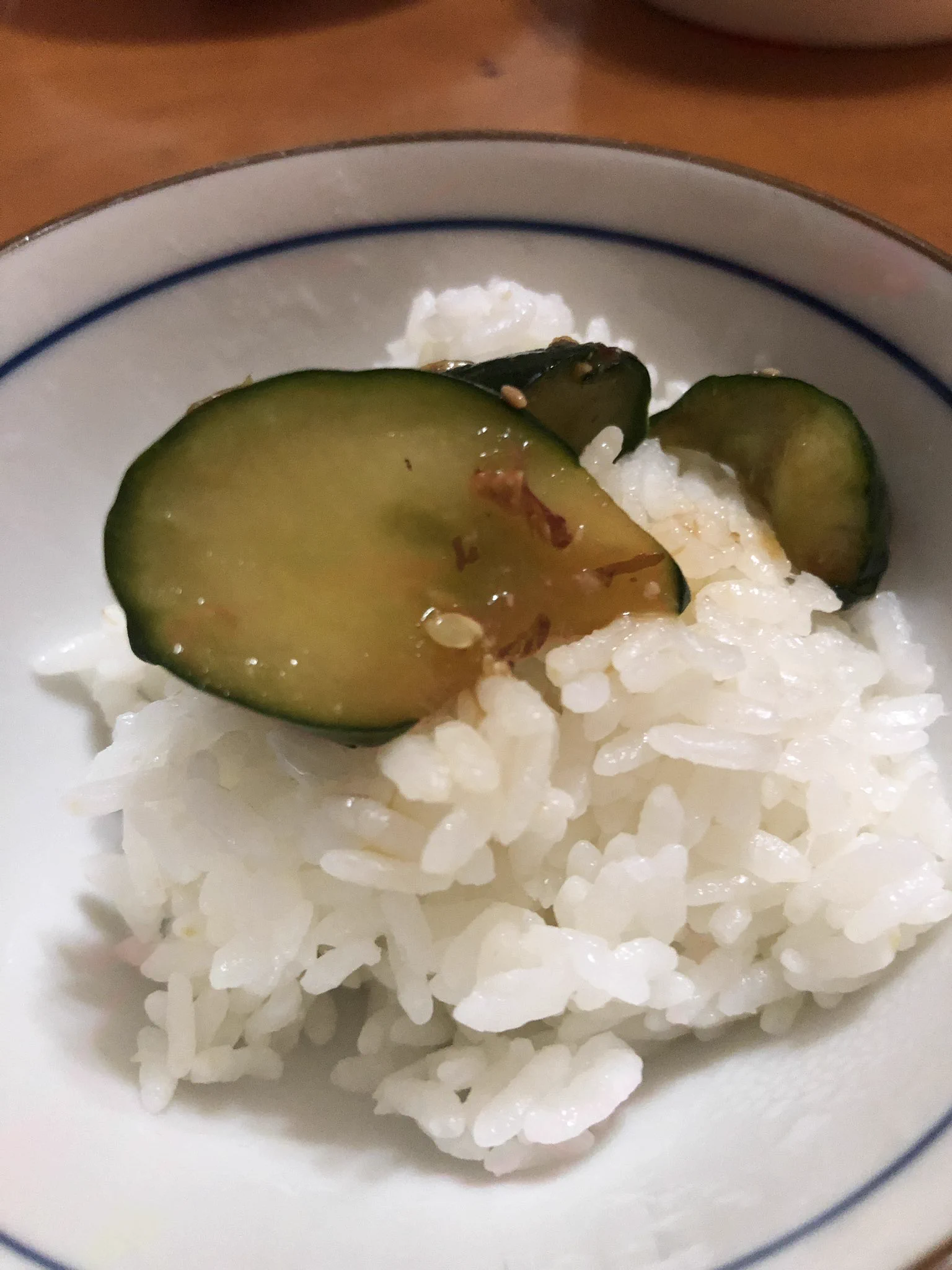 仕事前につけて、9時間くらいしてから夕飯にいただきました！一般的な味噌漬けってすごく辛いイメージがあるけれど、これは辛くなくてご飯にピッタリでおいしかった！
薄切りにしてナスとかもいれて、お茶漬けのお供にしてもよいかも💖夏野菜のお漬物は美味しい！ゆかりさん、ありがとうございます😊  