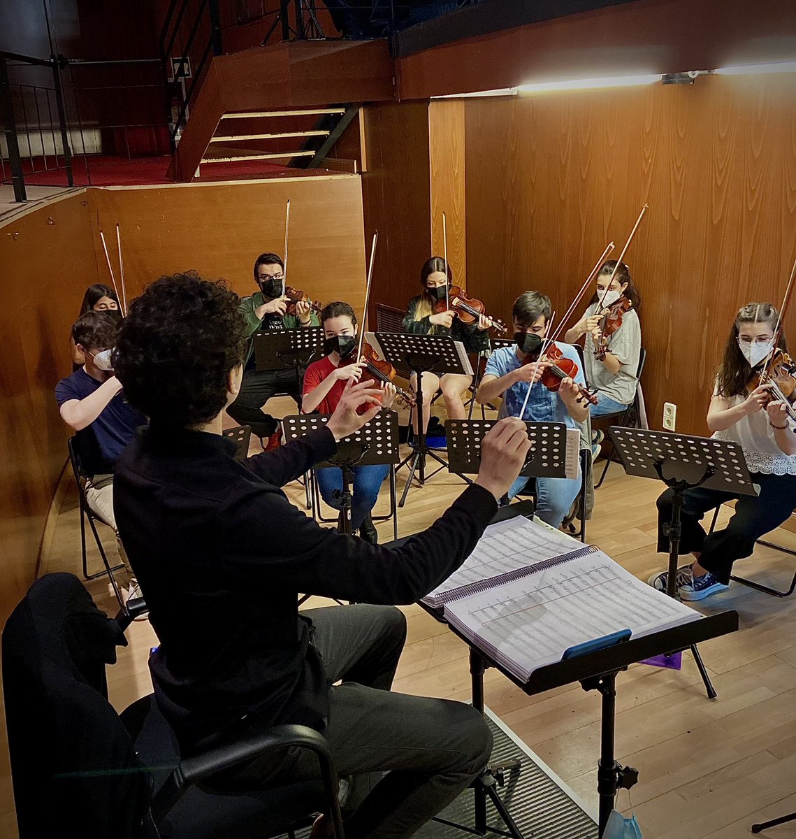 OrbisCultural's tweet photo. Recuerdos... 🎶 ¡Primer ensayo alla italiana!

Fotos de nuestra #OrquestaORBIS tocando en el Teatro Josep Carreras de #Fuenlabrada

Gracias al @AytoFuenlabrada por la generosa cesión de tales espacios para el correcto desarrollo de nuestros ensayos.

#musica #music #opera #madrid https://t.co/qdN045b3Wu