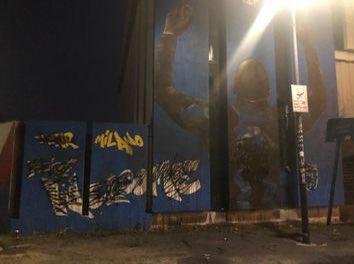 Calciolocoo's tweet photo. #Inter : Después de que el mural dedicado a Romelu #Lukaku en #SanSiro fuera embadurnado ayer con pintura negra por hinchas del #Inter, pronto será retirado por completo. Así lo informó La #GazzettadelloSport. #Calcioloco https://t.co/DL7T2ZtJhH