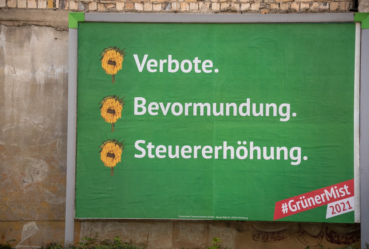 Ob Veggie-Day, Kita-Pflicht oder Öko- Bürokratie: „Grüne“ sind der Überzeugung, dass der Staat alles regeln muss! Wir plakatieren, Sie posten unsere Plakate. Mehr zum Thema auf gruener-mist.de/aktiv-werden